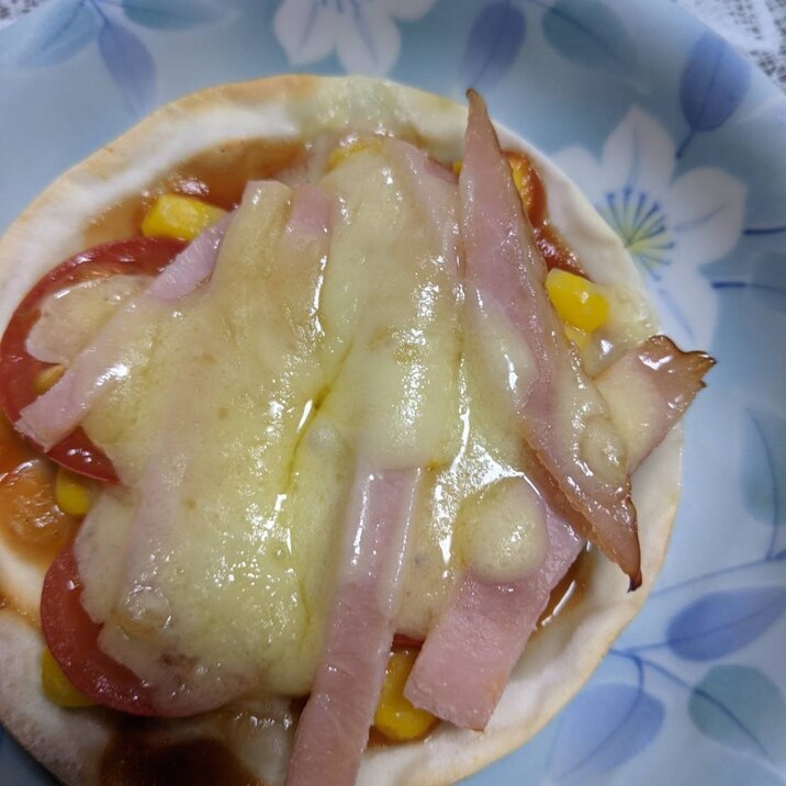 餃子の皮で作るベーコンとトマトのピザ
